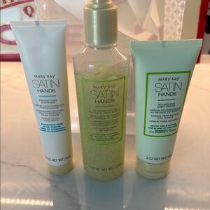 NWT Mary Kay Satin Hands Trio - white Tea and Citrus